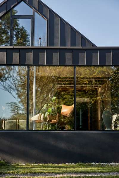 „Königliche“ Tür, gefunden in Christiania, montiert an einer Stahlfassade, Volstrupvej 63, 9240 Nibe